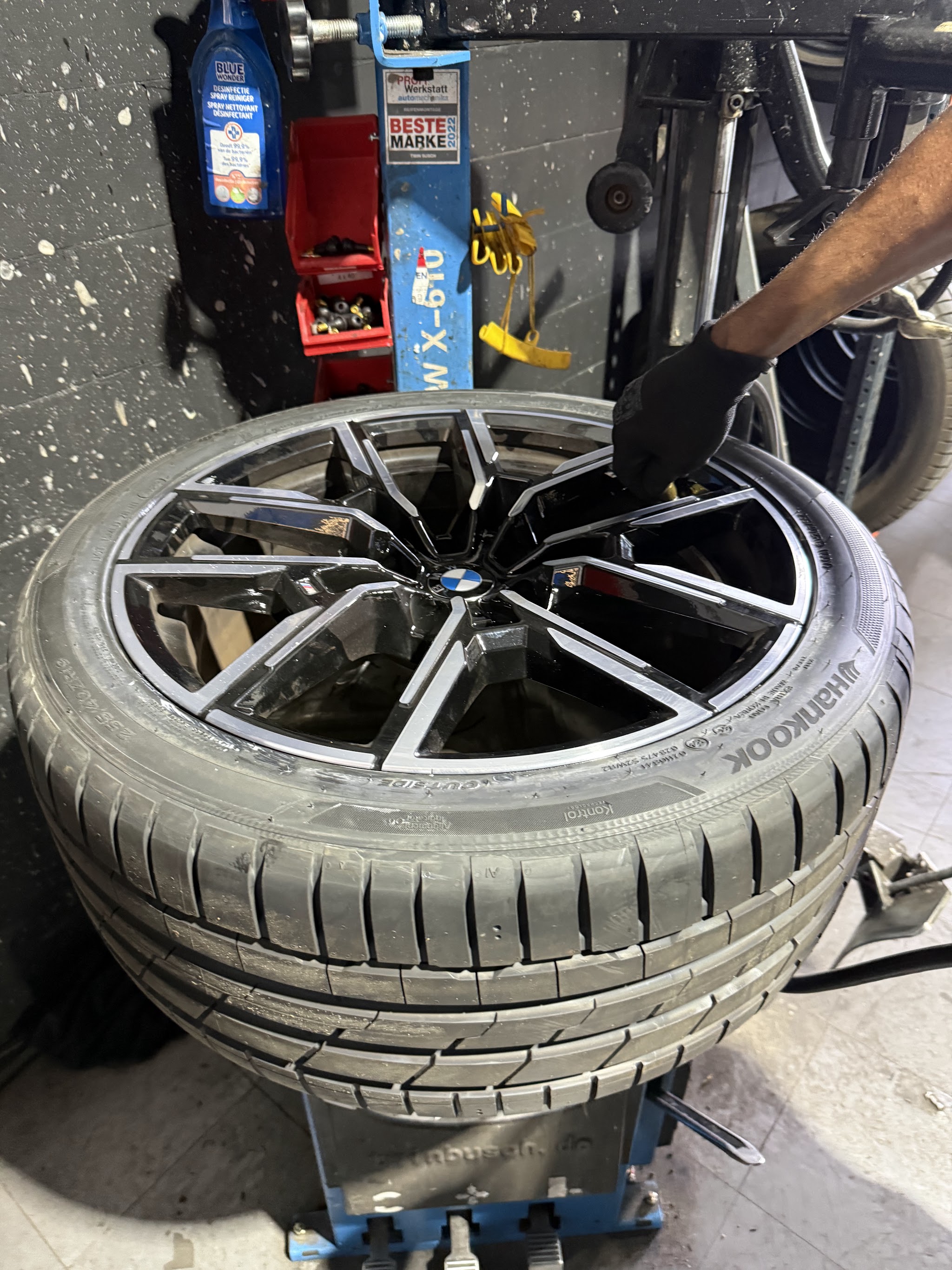 Een BMW-velg met nieuwe band op de bandenwisselmachine