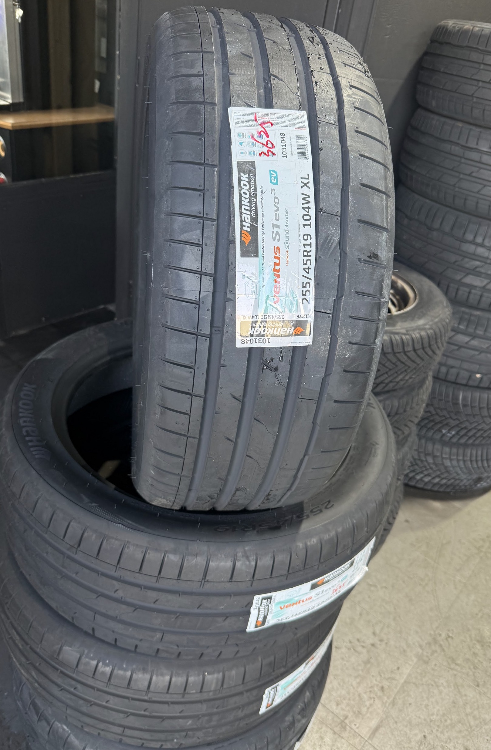 Nieuwe Hankook Ventus-banden met label, opgestapeld in de werkplaats